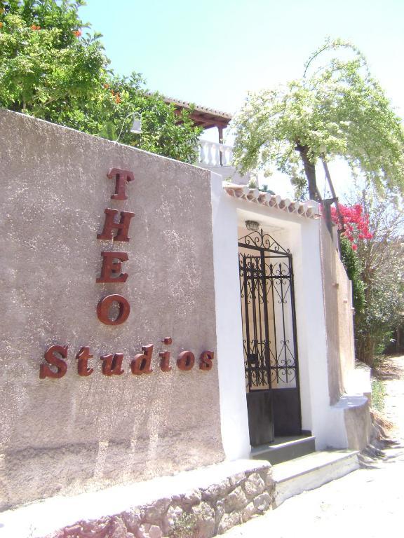 Theo Studios & Apartments Spétses Exterior foto